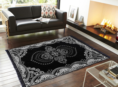 

Homecastle Black Chenille Carpet(135 cm X 195 cm)