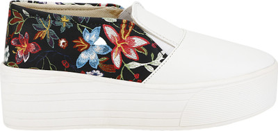 

LUSH Slip On Sneakers For Women(Multicolor, Black