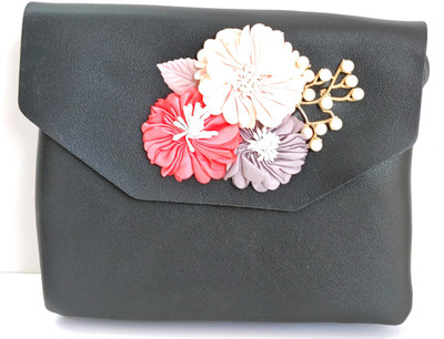 

PRIYANKA COLLECTIONS Casual Black Clutch