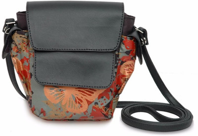 

Baggit Women Casual Black PU Sling Bag