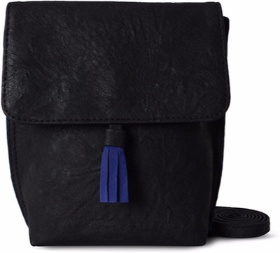 

Baggit Women Casual Black PU Sling Bag