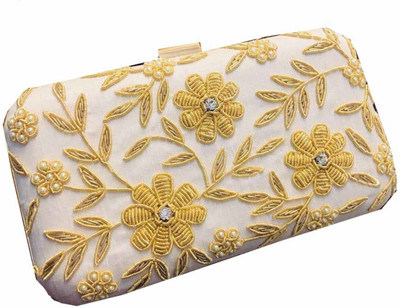 

Craftbazaar Party Pink Clutch