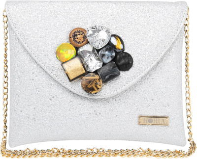 

Horra Casual Silver Clutch