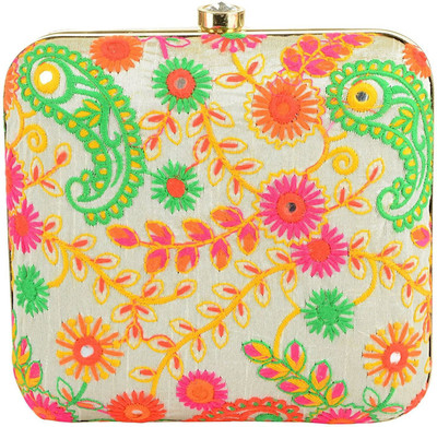 

Tooba Handicraft Party White Clutch