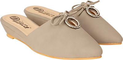 

Digni Women Grey Flats
