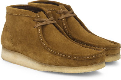 

Clarks Wallabee Boot Bronze Boots For Men(Khaki