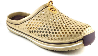 

Urban Walk Men Beige Clogs