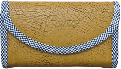 

Heels & Handles Casual Tan Clutch