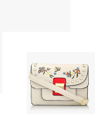 

Ayeshu Sling Bag(White)