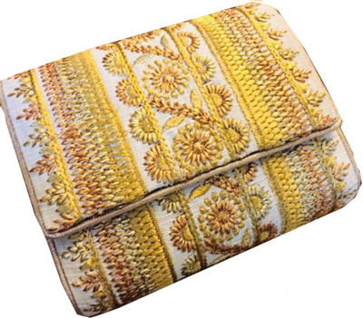 

Craftbazaar Party White Clutch