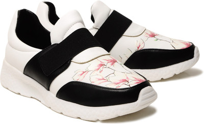 

Klaur Melbourne Slip On Sneakers For Women(Black, Whiteblack