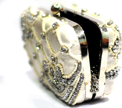 

Amolika Party White Clutch