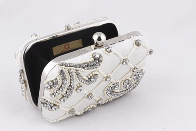 

Amolika Casual White Clutch