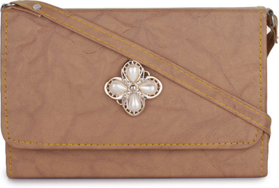 

Saifis Casual Beige Clutch