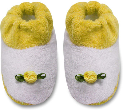

Tumble Floral Applique Terry Cloth Baby Booties(Toe to Heel Length - 9 cm Multicolor)