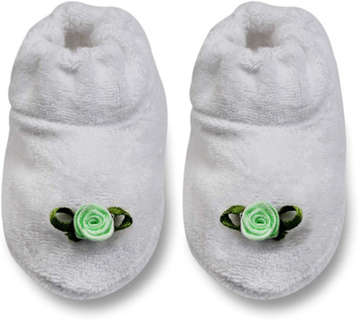 

Tumble Floral Applique Terry Cloth Baby Booties(Toe to Heel Length - 9 cm White)