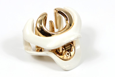 

Suhaavi White and Gold Shining Hair Claw(White)