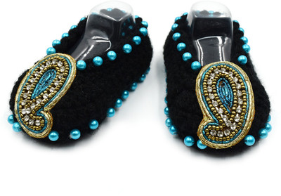 

Magic Needles Handmade Soft Sole Prewalker 4130_B_6-12 Months Booties(Toe to Heel Length - 12 cm Black/Blue)