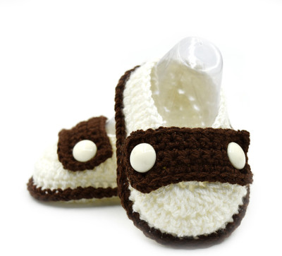 

Magic Needles Handmade Soft Sole Prewalker 4210_0-3 Months Booties(Toe to Heel Length - 10 cm White/Brown)