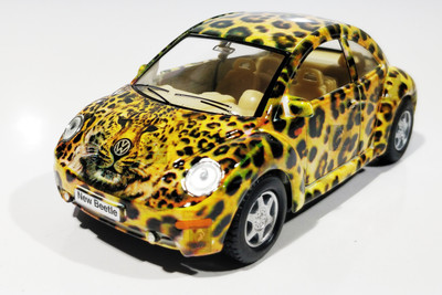 

Jack Royal Kinsmart 1:32 Scale Volkswagen New Beetle Metal Car with Graphics Yellow(Yellow)