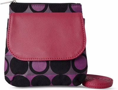 

Baggit Women Casual Black Polyester Sling Bag