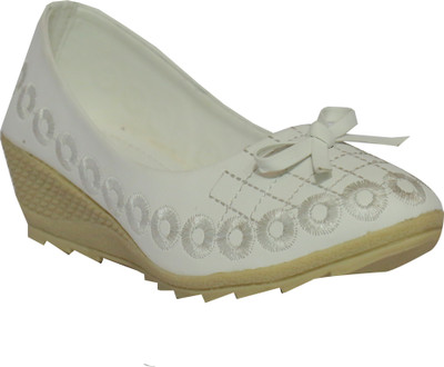 

Leatherwood1 Girls Slip on Ballerinas(White