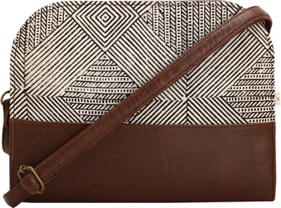 

PITARA Sling Bag(Black)