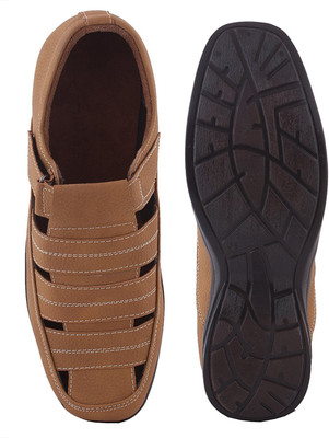 

ARE Men BROWN Sandals