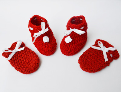 

Love Crochet Art Mittens and Booties set for 0 to 3 months baby(Red)