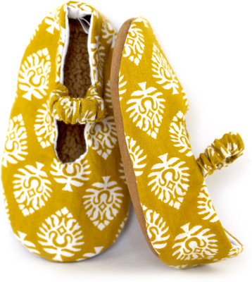 

SKIPS Boys & Girls Slip on Moccasins(Yellow, Multicolor