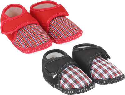

Neska Moda Checks 0 To 12 Month Baby Booties(Toe to Heel Length - 12 cm Red, Black), Black;red