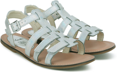 

Clarks Girls Buckle Strappy Sandals(Silver, Metallic