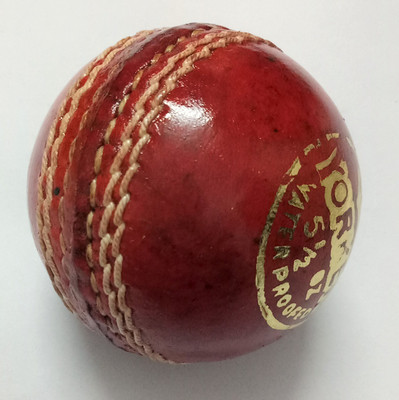 

QUINERGYS ® Gully Play Hand-Crafted Waterproof Cricket Ball Entirely Stitched 5.5 oz Googley Waterproofed Cricket Leather Ball(Pack of 1, Red)