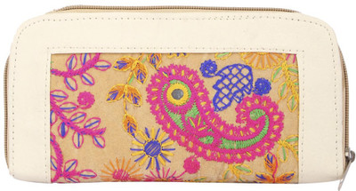 

Aliado Casual White Clutch