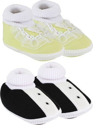 

Neska Moda 0 To 12 Month Set Of 2 Baby Booties(Toe to Heel Length - 12 cm Yellow, Black), Black;yellow