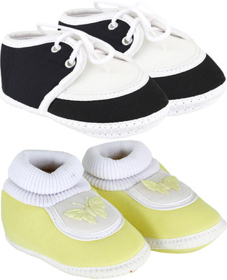 

Neska Moda 0 To 12 Month Set Of 2 Baby Booties(Toe to Heel Length - 12 cm Yellow, Black), Black;yellow