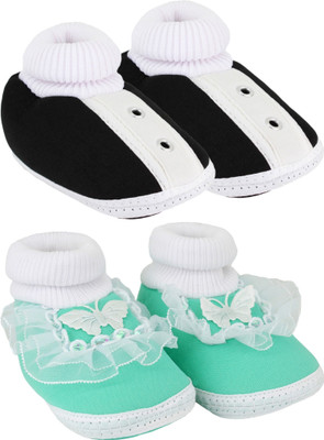 

Neska Moda 0 To 12 Month Set Of 2 Baby Booties(Toe to Heel Length - 12 cm Black, Green)