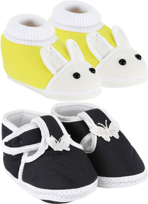 

Neska Moda 0 To 12 Month Set Of 2 Baby Booties(Toe to Heel Length - 12 cm Yellow, Black), Black;yellow