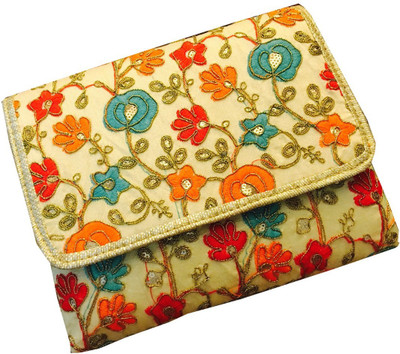 

Craftbazaar Party White Clutch