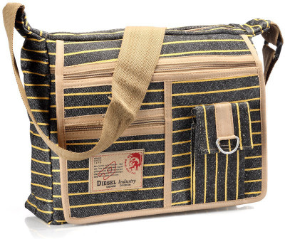 

Roshiaaz Sling Bag(Black)