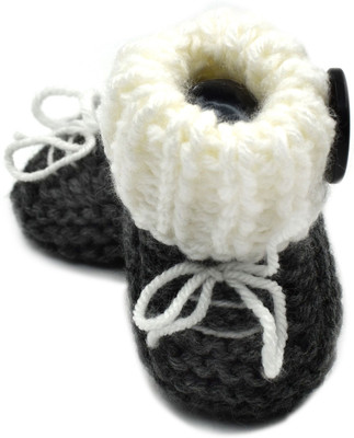 

Magic Needles Newborn Baby Socks Soft Sole Prewalker Sneakers Booties(Toe to Heel Length - 13 cm Grey)