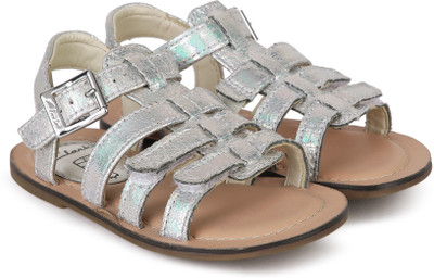 

Clarks Girls Buckle Flats(Silver, Metallic