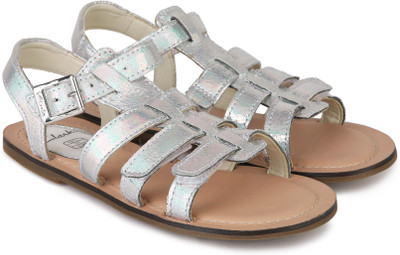 

Clarks Girls Buckle Strappy Sandals(Silver, Metallic