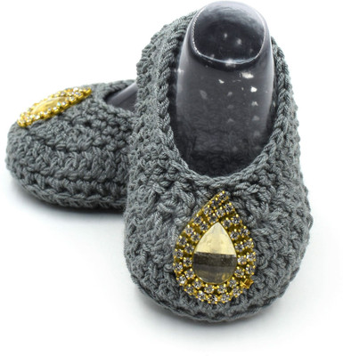 

Magic Needles Handmade Soft Sole Prewalker 4145_B_6-12 Months Booties(Toe to Heel Length - 12 cm Grey)