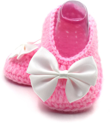 

Magic Needles Handmade Soft Sole Prewalker 4167_6-12 Months Booties(Toe to Heel Length - 12 cm Pink)