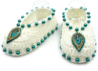 

Magic Needles Handmade Soft Sole Prewalker 4135_B_6-12 Months Booties(Toe to Heel Length - 12 cm Off White)