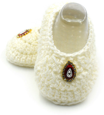 

Magic Needles Handmade Soft Sole Prewalker 4146_G_0-3 Months Booties(Toe to Heel Length - 10 cm Off White)