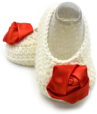 

Magic Needles Handmade Soft Sole Prewalker 4161_3-6 Months Booties(Toe to Heel Length - 11 cm White)