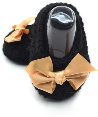 

Magic Needles Handmade Soft Sole Prewalker 4169_6-12 Months Booties(Toe to Heel Length - 12 cm Black)