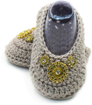 

Magic Needles Handmade Soft Sole Prewalker 4143_B_0-3 Months Booties(Toe to Heel Length - 10 cm Light Brown)